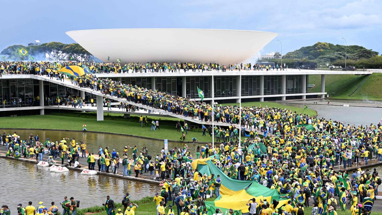 la-capitol-hill-brasiliana:-migliaia-di-sostenitori-di-bolsonaro-assaltano-il-parlamento-lula:-“fascisti,-saranno-puniti”.-la-polizia-entra-nel-palazzo