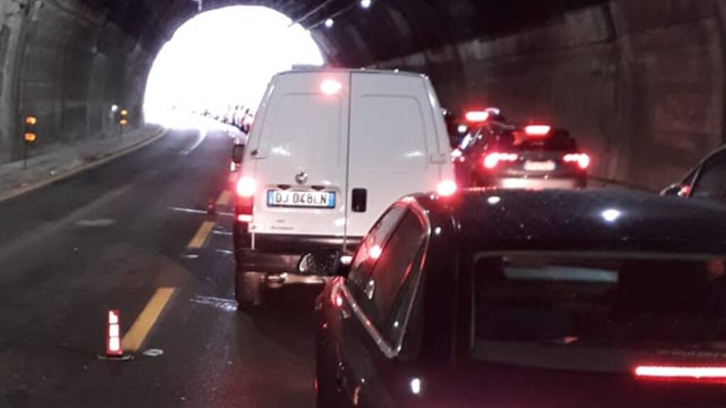 autostrada-a10,-veicolo-in-avaria-tra-genova-aeroporto-e-pra':-4-chilometri-di-coda-–-genova-24