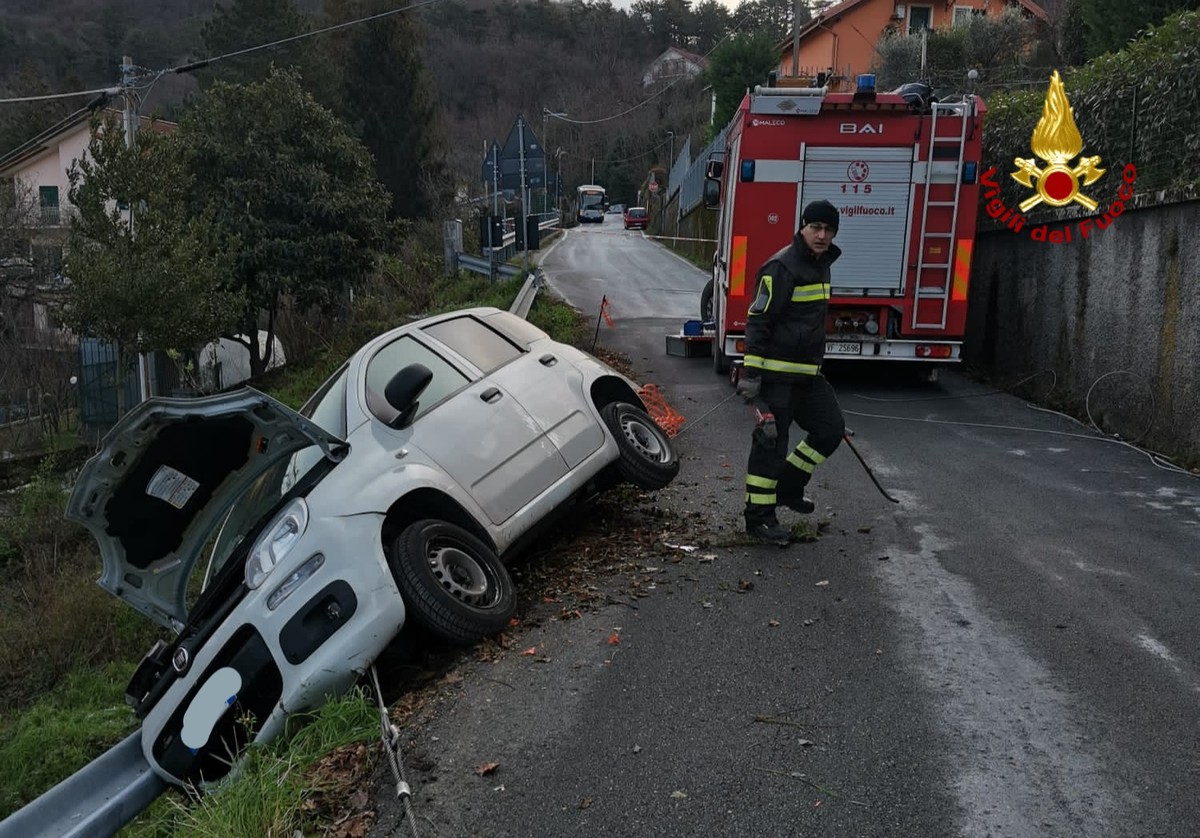 auto-fuoristrada-a-sant’olcese,-il-recupero-dei-vigili-del-fuoco