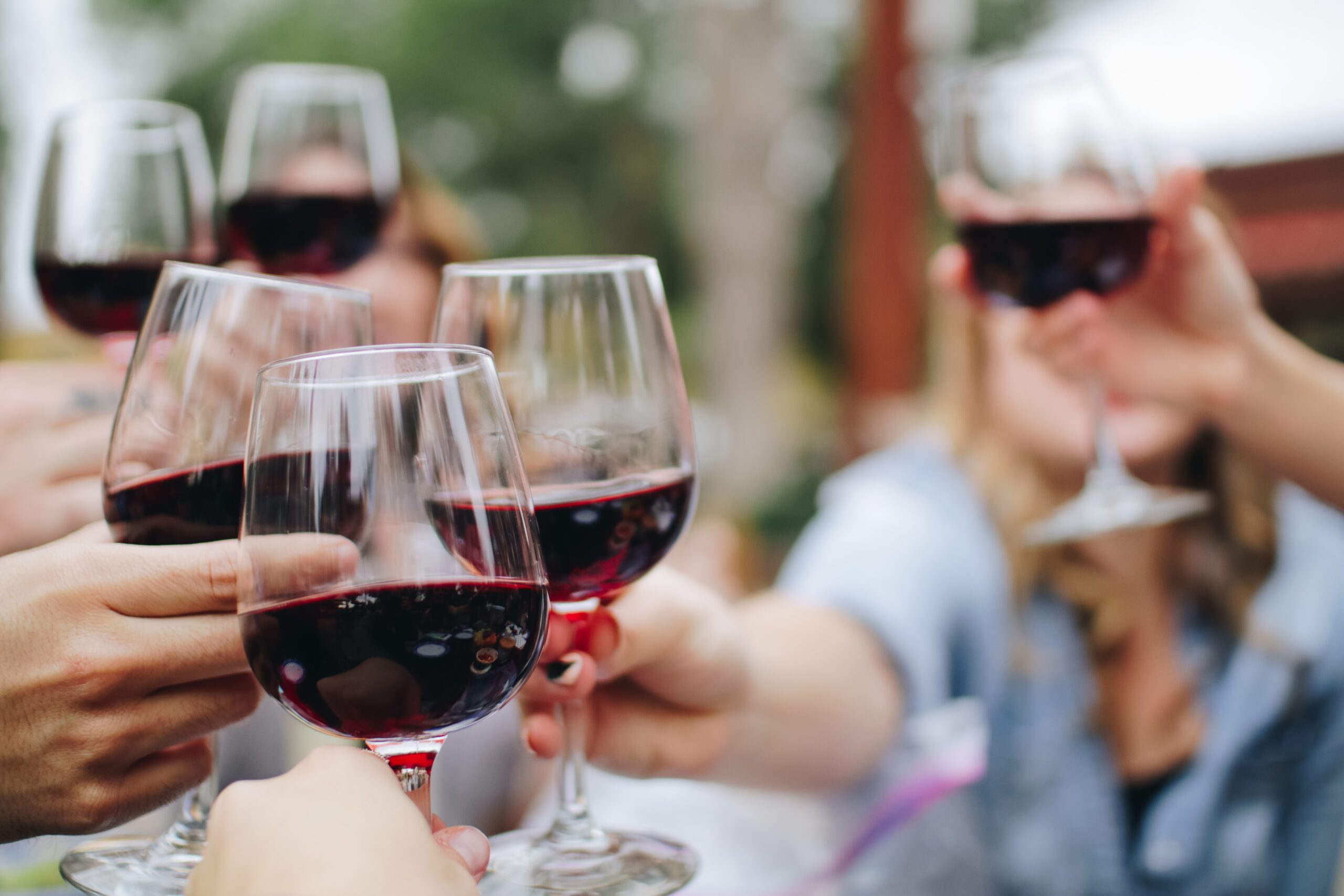 etichette-sugli-alcolici,-bruxelles-ora-frena:-«un-bicchiere-di-vino-piace-a-tutti»