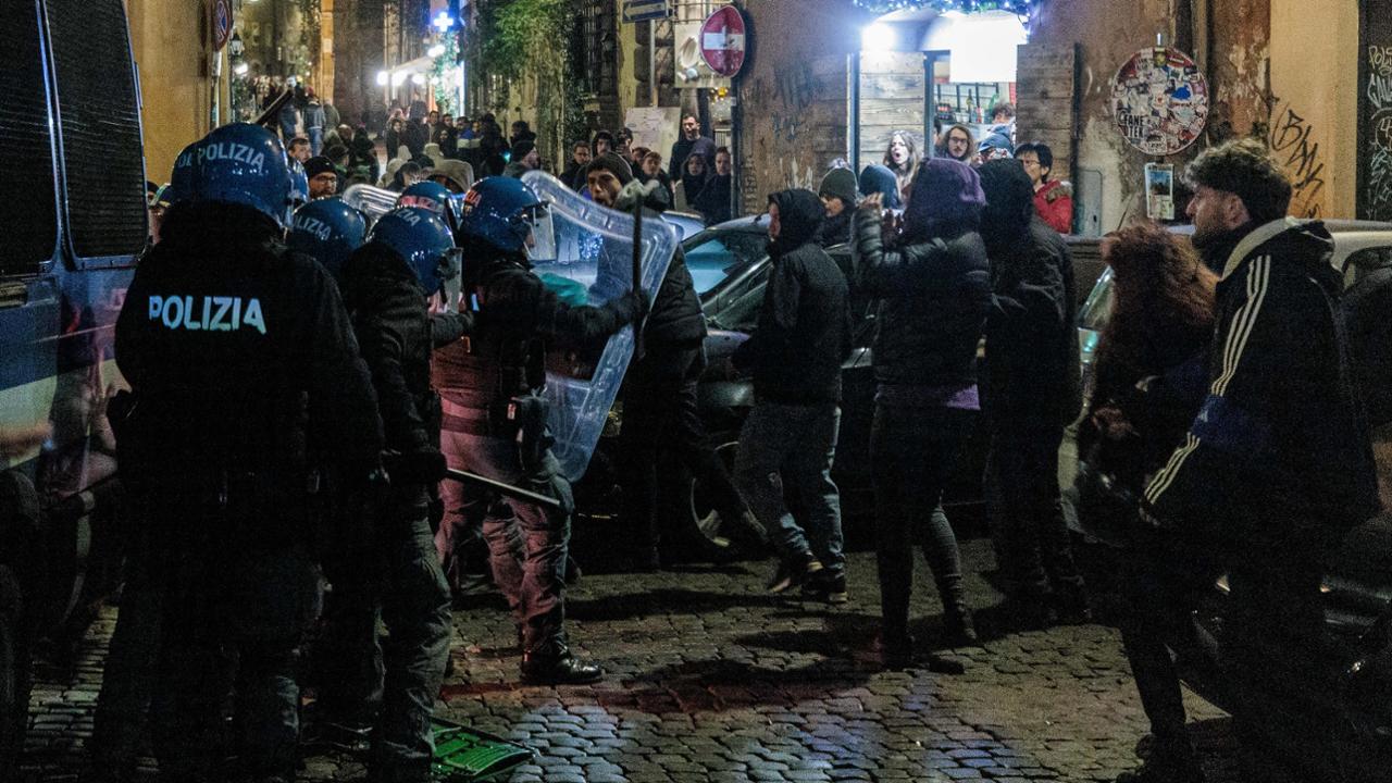 cospito,-anarchici-in-piazza-a-roma:-scontri-con-la-polizia,-un-agente-ferito