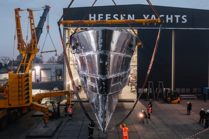 saldati-scafo-e-sovrastruttura-del-primo-yacht-progetto-akira-di-heesen