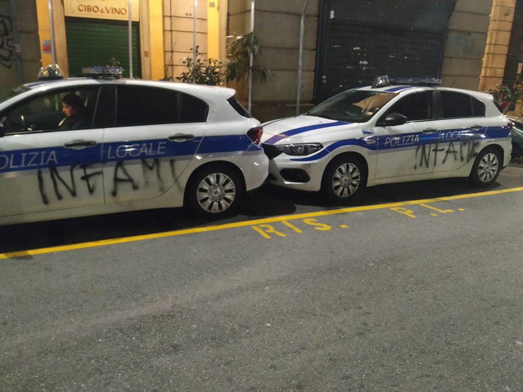 vandali-imbrattano-auto-della-polizia-locale-e-palazzo-della-regione-(foto)