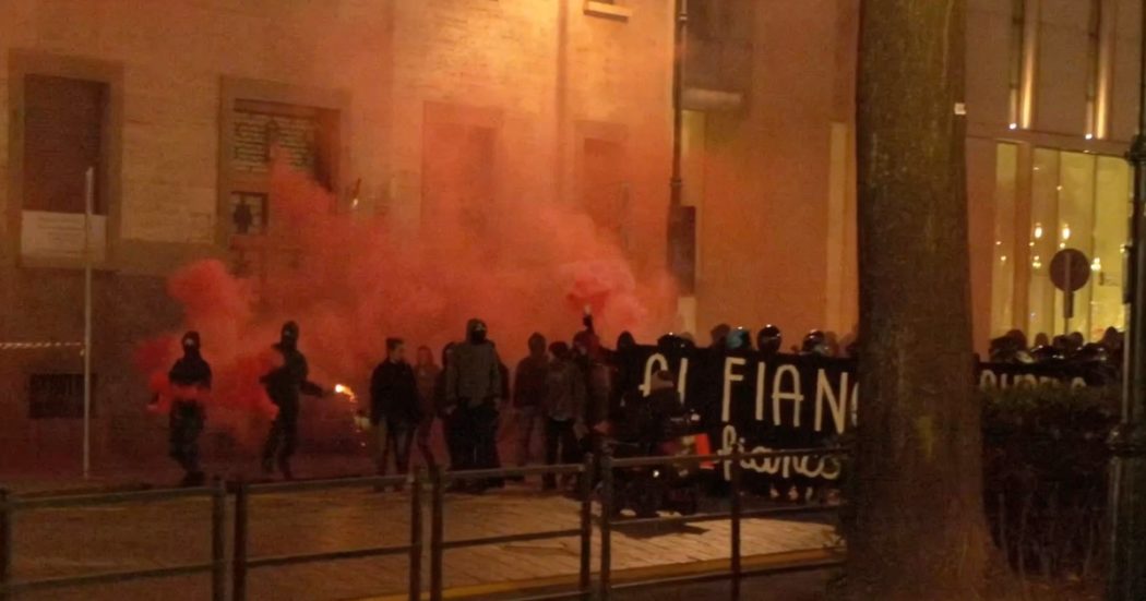 torino,-tensione-alla-manifestazione-degli-anarchici-in-corteo-per-cospito.-danneggiata-una-banca,-lanci-di-bombe-carta-–-il-fatto-quotidiano