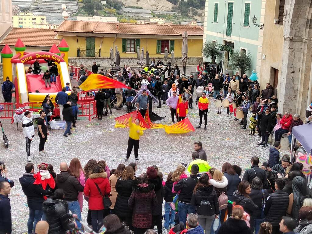 gonfiabili,-pentolacce,-musica,-sbandieratori-e-falo:-il-44esimo-carnevale-del-sestiere-ciassa-e-un-successo-–-liguria24