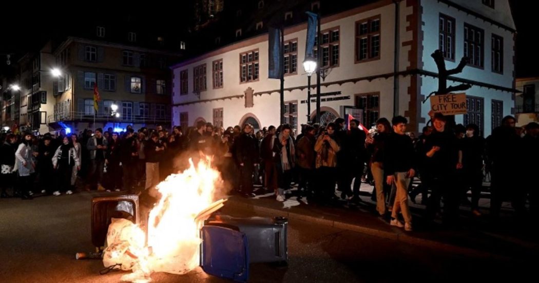 francia,-proteste-in-tutto-il-paese-dopo-lo-stop-alla-sfiducia-sulle-pensioni.-a-parigi-tensioni-e-cassonetti-in-fiamme:-70-arresti-–-il-fatto-quotidiano