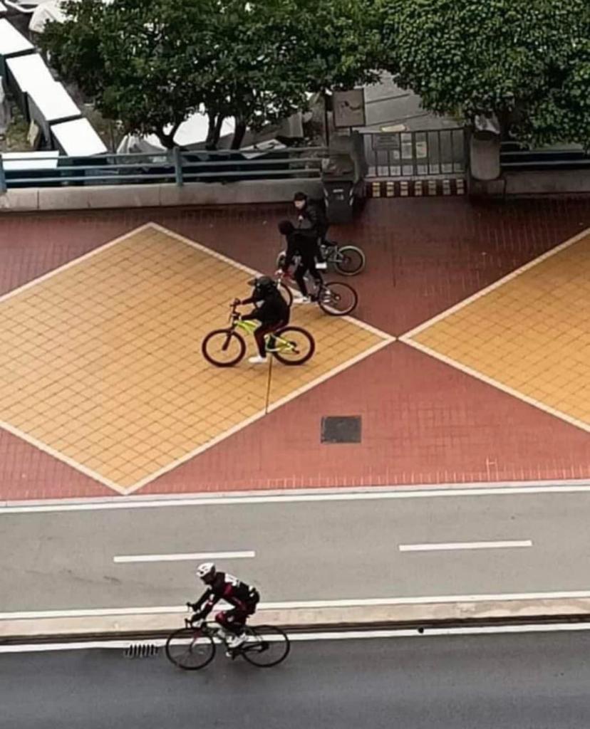 in-bici-in-strada-e-sulla-passeggiata,-ma-non-sulla-ciclabile,-la-foto-fa-il-giro-del-web