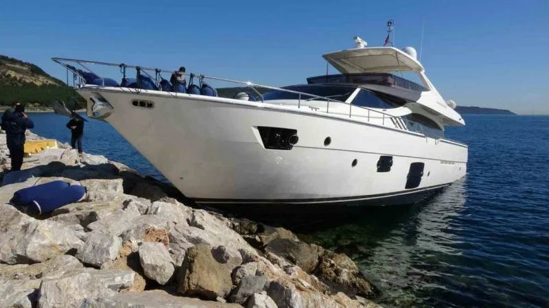 il-m/y-“gemini”-di-ferretti-va-a-scogli-in-turchia