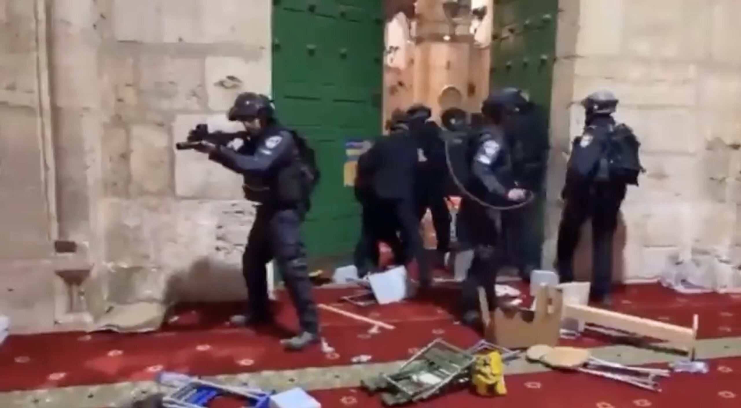 gerusalemme,-seconda-notte-di-violenze-nella-moschea-di-al-aqsa:-scontri-tra-fedeli-e-polizia-israeliana-–-il-video